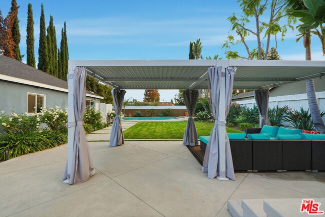 Building Photo - 15040 Hamlin St