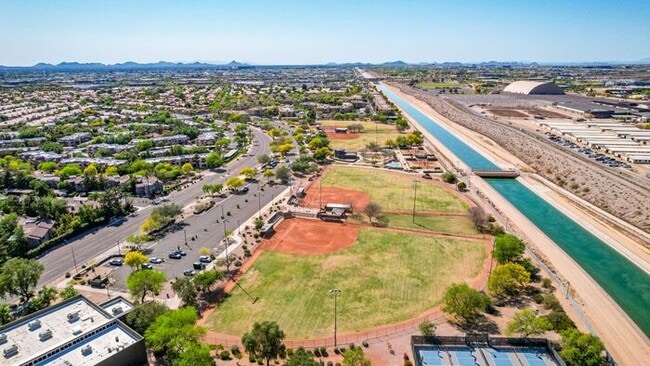 Building Photo - 2-bedroom 2 bath condo in Gated Community ...