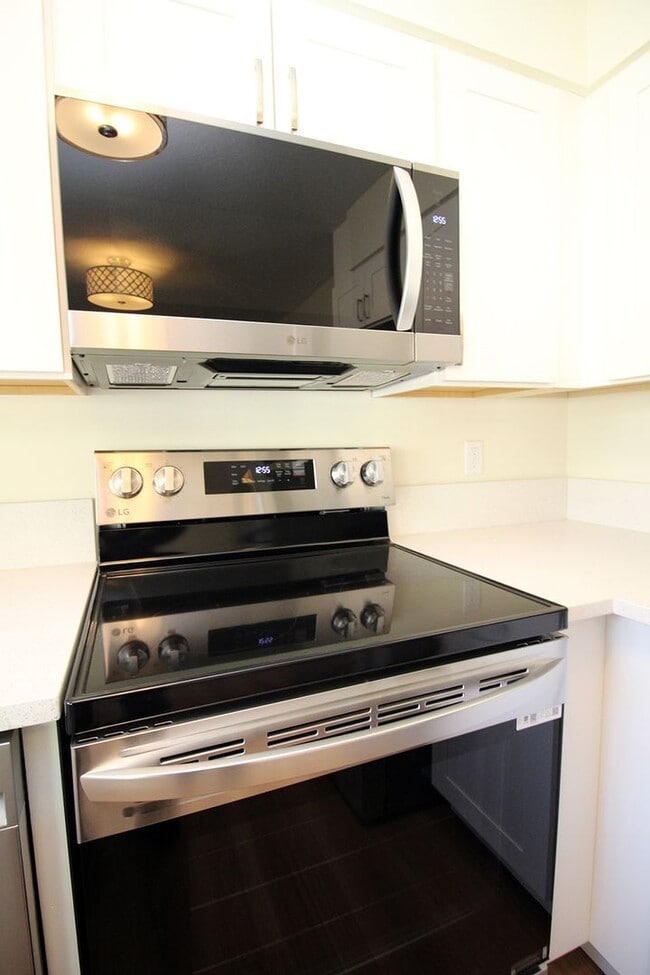 Building Photo - 1865-1865 SE Oak St