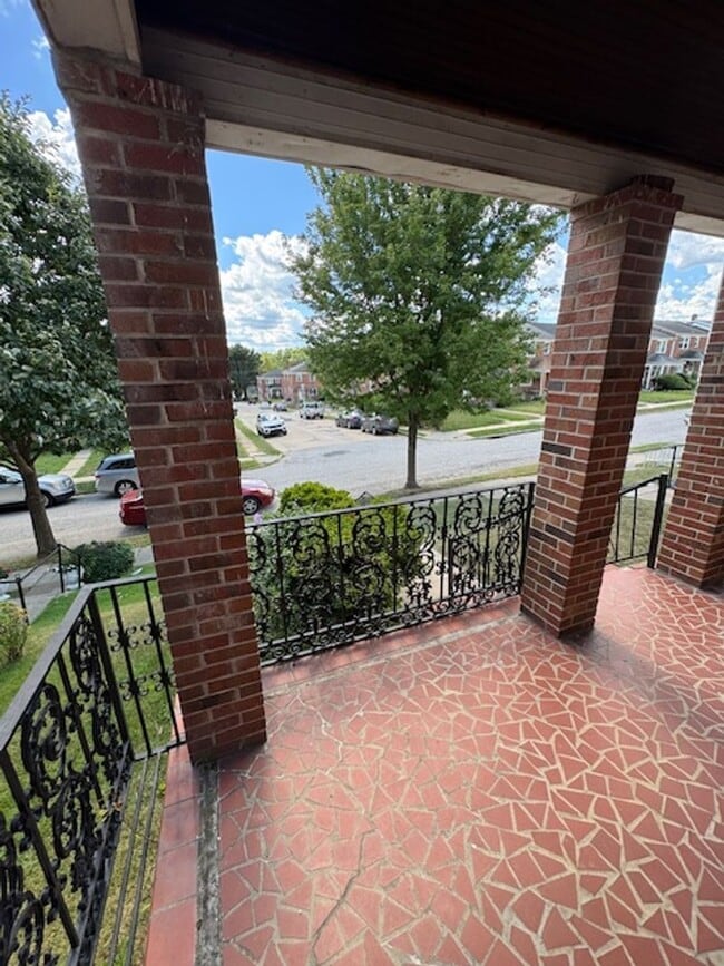 Building Photo - 3BED 2BATH FINISHED BASEMENT $1650/MONTH!