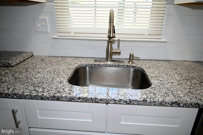 Building Photo - 2103 Tanglewood Dr