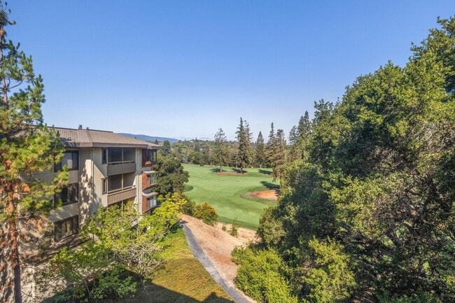 Building Photo - Elegant 2BR Condo with Golf Course Views i...