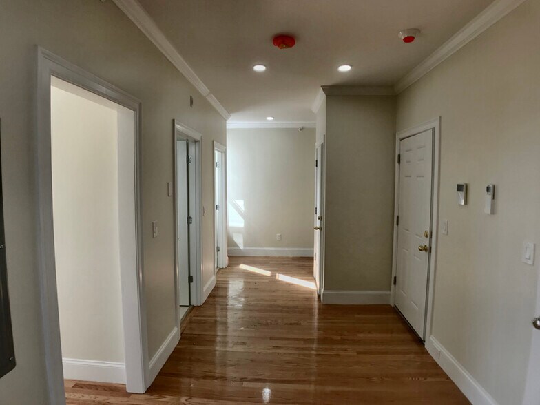 Building Photo - 12 Harris St