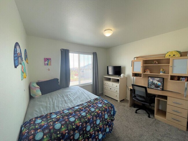 Building Photo - Spacious Charmer in sought after Meridian Ranch community- 2 houses from park