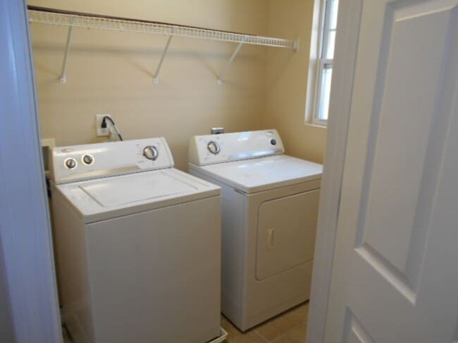 Building Photo - 3 bedroom, 3 bath townhome in Kiskadee Parke