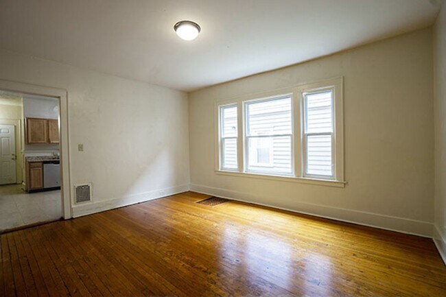 Building Photo - 3 Bedroom Apartment - Available 7/1/26 - C...