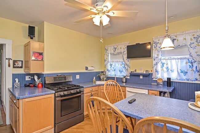 Building Photo - 17 Malvern Ave