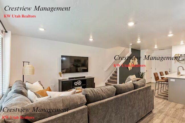 Building Photo - Beautifully Maintained Townhouse in a Prime Location