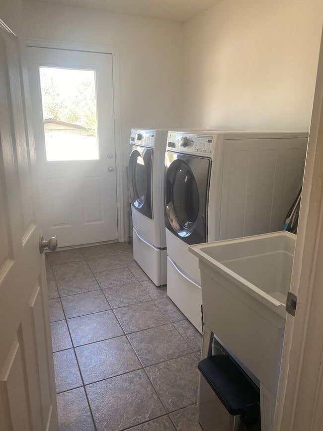 Building Photo - 3 Bedroom Victor Townhouse - Furnished