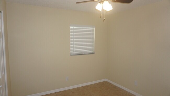 Building Photo - 213 Foxwood Dr