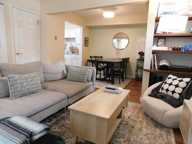 Building Photo - 543 Longshore Dr