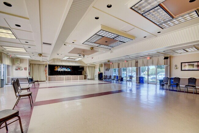 Building Photo - 105 Lake Irene Dr