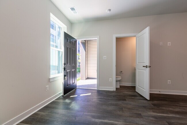 Building Photo - Elegant Townhome Living Near Herndon Conveniences