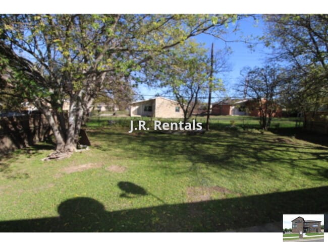 Building Photo - Exceptional Home