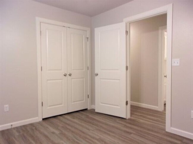 Building Photo - 3 Bed 2 Bath 2 Car Duplex in Chisholm Cree...