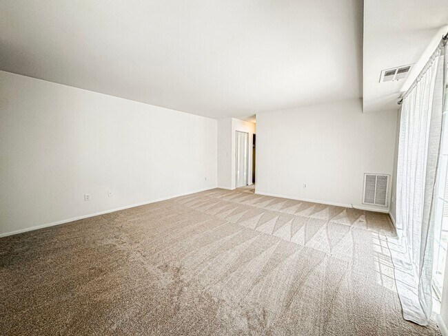 Building Photo - Sun-filled 1 Bed 1 Bath Condo In Scenic River Terrace - Water Included!