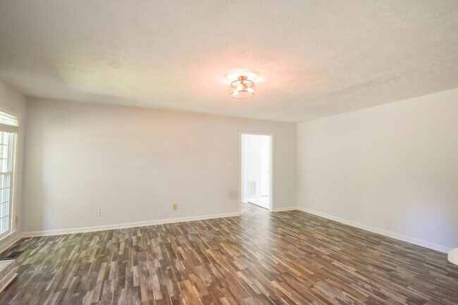 Building Photo - 3 Bedroom 2.5 Bathroom with a Bonus: Small...