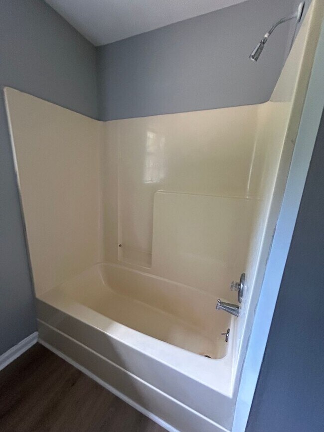 Building Photo - 2920 Lone Oak Rd