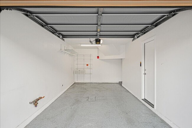 Building Photo - Spacious 2 bedroom condo with attached condo