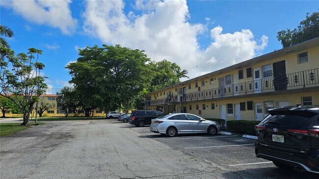 Building Photo - 20200 NE 29th Ct