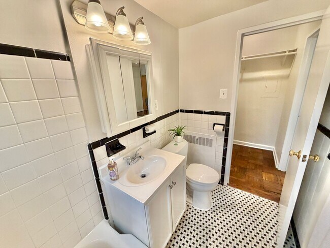 Building Photo - FREE RENT!  Unique Studio in Foggy Bottom with Solarium Near GW University and Hospital. An Excep...