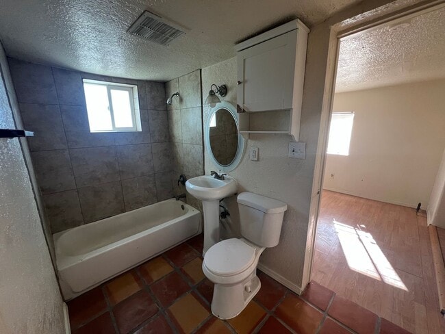 Building Photo - OLD TOWN 2 Bedroom 1 Bath