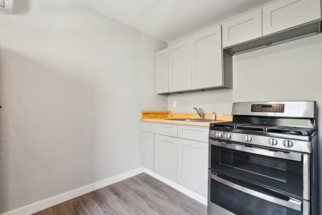 Building Photo - Charming Studio with Laundry on Site - Water and GAS included in rent