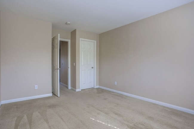 Building Photo - Spacious Rosemont 4-bedroom with Loft, and...