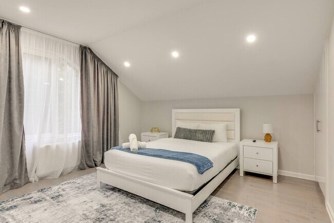 Building Photo - 2135 Rosemont Dr