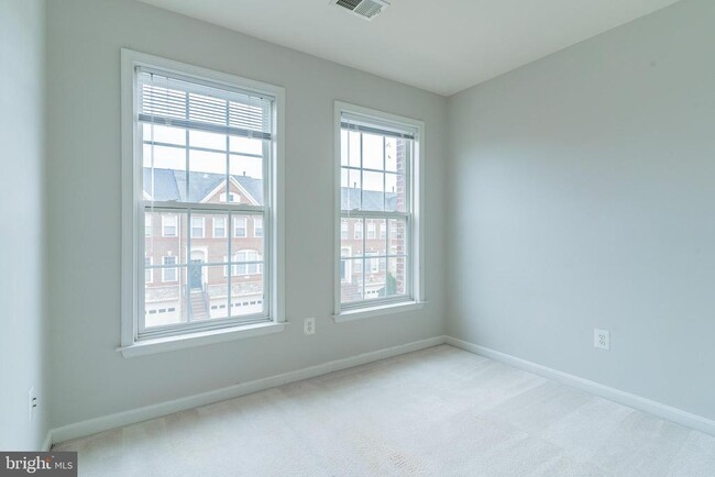 Building Photo - 21927 Windy Oaks Square