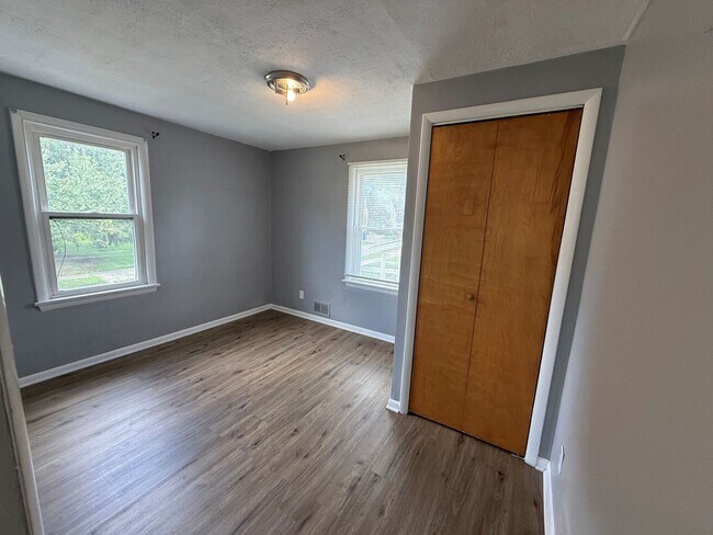 Building Photo - 190 E Mapledale Ave