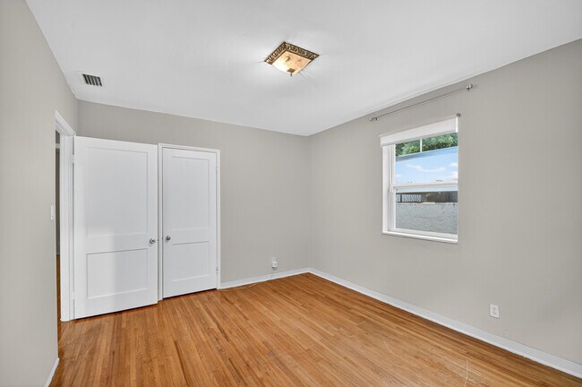 Building Photo - 2817 Poinsettia Ave