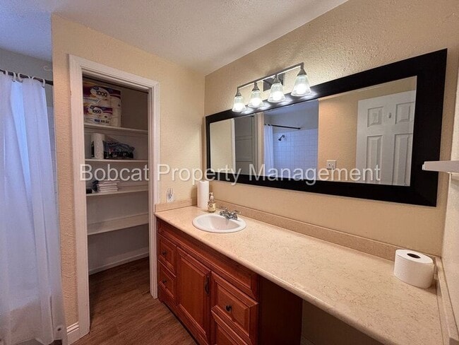 Building Photo - 1316 Green Dr