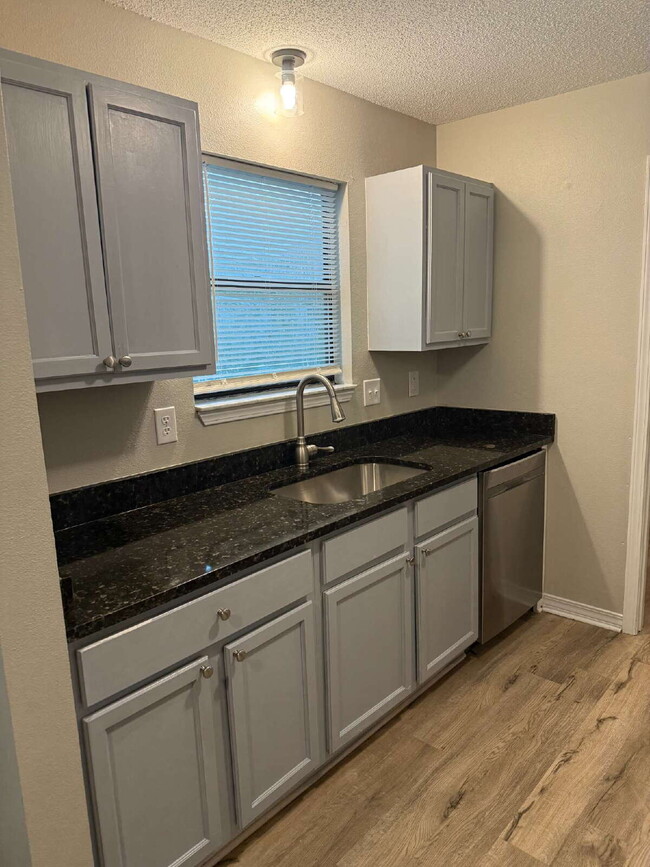 Building Photo - Renovated 2BR Coastal Apartment in Gulf Breeze – New Granite Counters, LVP Flooring & More!