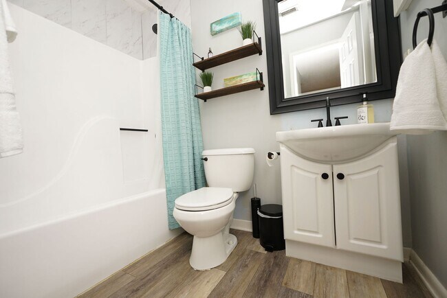 Building Photo - 55 Bay Dr