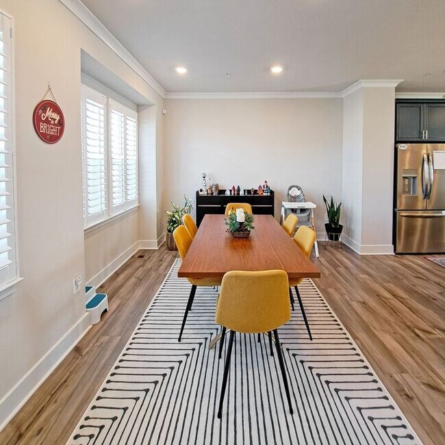 Building Photo - Gorgeous 4-Level Townhome with Rooftop Ter...