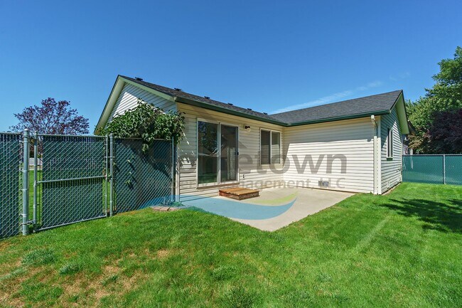 Building Photo - 3 Bedroom 2 Bathroom Home with Attached 2 Car Garage Available in Coeur d'Alene!