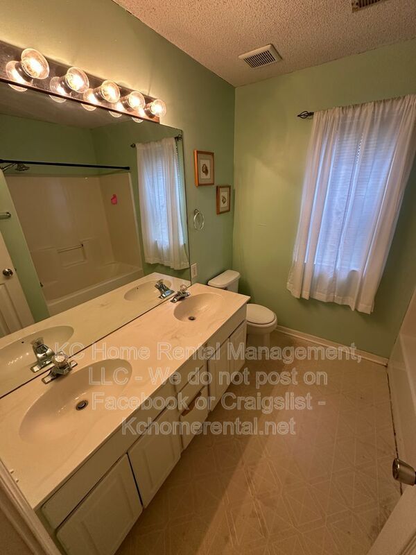 Building Photo - 9305 N Charlotte Ct