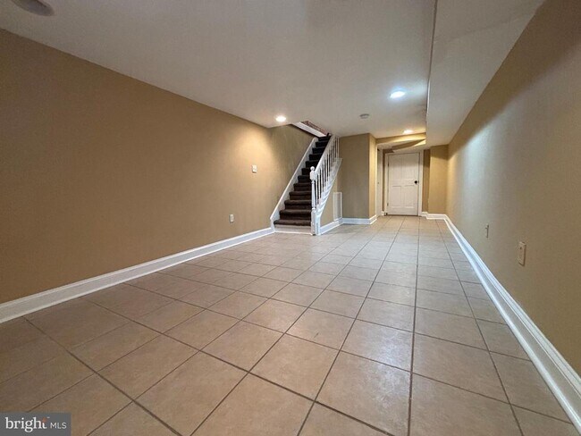 Building Photo - 1122 W Hamburg St