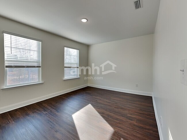 Building Photo - 15732 Thomas Rd