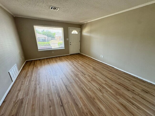 Building Photo - 2204 Edgewood Dr