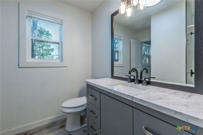 Building Photo - 4013 Valley View Dr