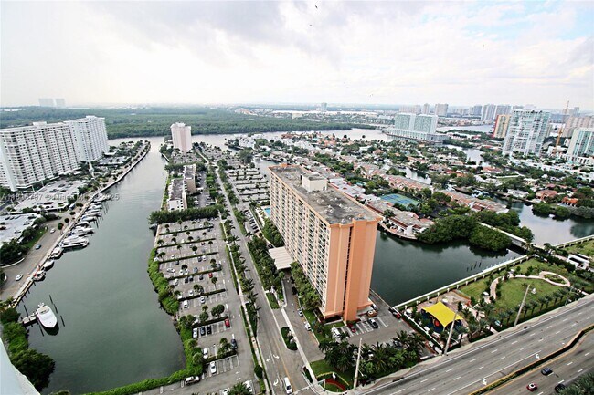 Building Photo - 15901 Collins Ave