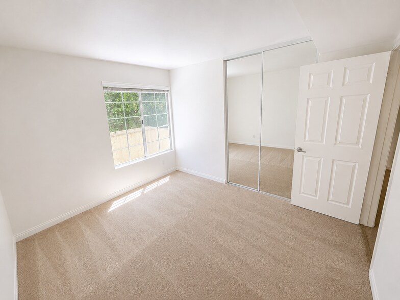 Building Photo - 5525 Canoga Ave