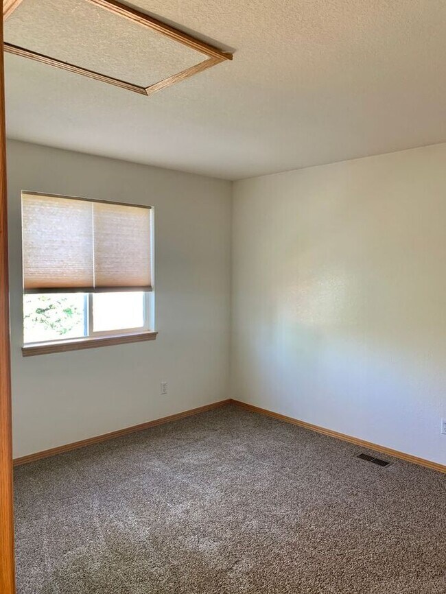 Building Photo - Gorgeous 5 Bedroom 3.5 Bath House with 3 c...