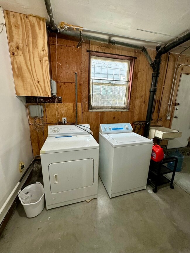 Building Photo - 615 Prague St