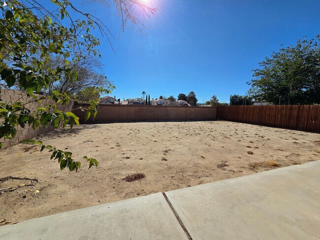 Building Photo - New Listing!