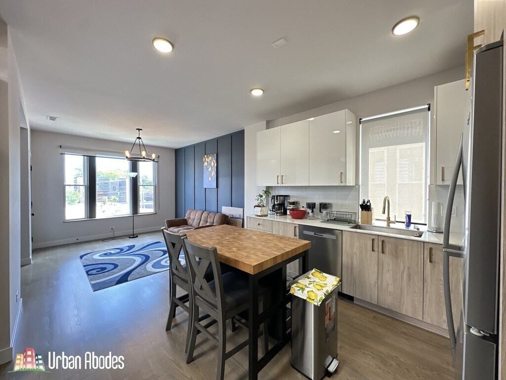 Building Photo - 908 N California Ave