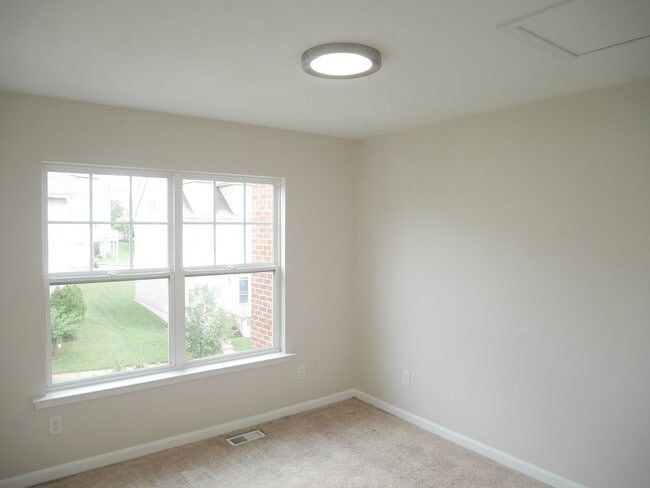 Building Photo - Rare Find! 4 Bedroom, 2 Bathroom Townhome ...