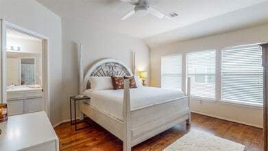 Building Photo - 1321 Paige St